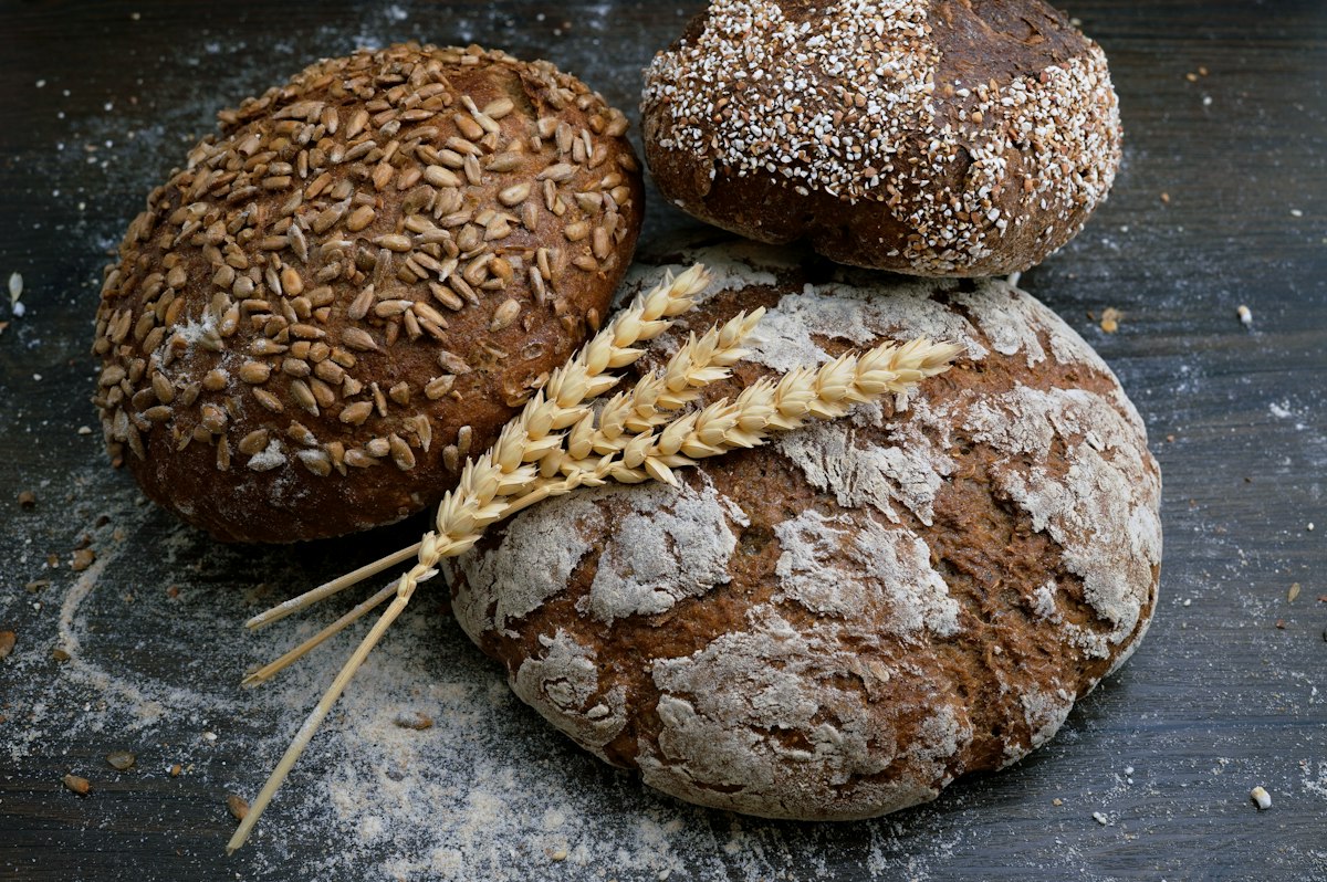Frisch gebackene Brötchen und Brote auf einem Holzbrett